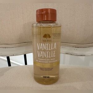 NWT Tree Hut Vanilla Foaming Gel Wash